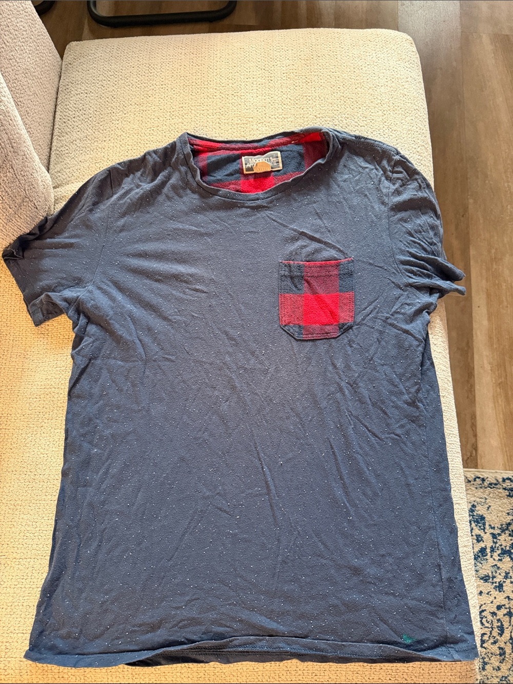 Men's modern amusement Navy Short-Sleeve Pocket Tee with Red Plaid Accent
